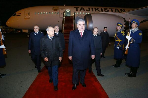 В Баку с рабочим визитом прибыл президент Таджикистана Эмомали Рахмон. - Sputnik Азербайджан
