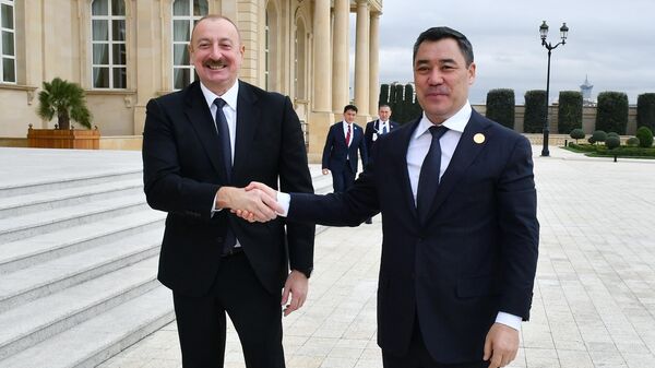 Azərbaycan Prezidenti İlham Əliyev Qırğızıstan Prezidenti Sadır Japarov ilə görüş zamanı - Sputnik Azərbaycan
