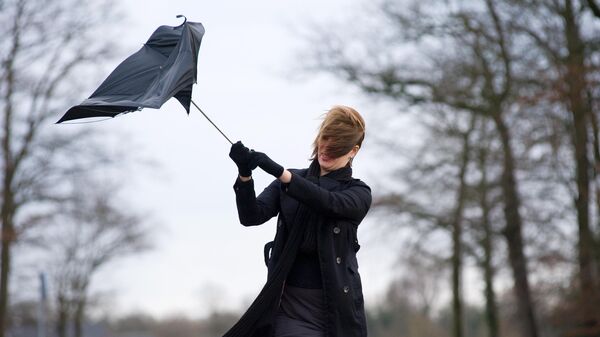 Молодая девушка со сломанным ветром зонтом - Sputnik Azərbaycan