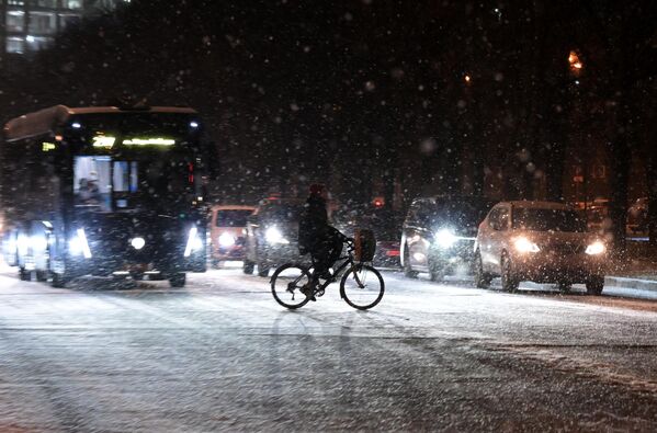 Moskvadakı küçələrin birində velosiped sürən qız. - Sputnik Azərbaycan