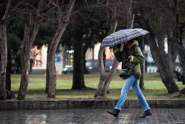 Женщина во время прогулки в Театральном сквере в Новосибирске. - Sputnik Азербайджан