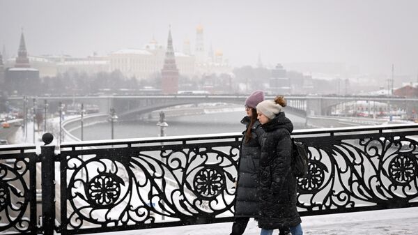 Женщины идут по Патриаршему мосту через Москву-реку - Sputnik Азербайджан