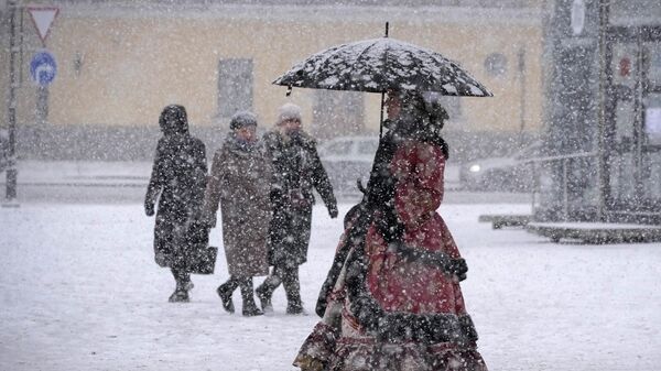 Уличный артист в костюме XVIII века гуляет под снегопадом в Санкт-Петербурге, Россия - Sputnik Азербайджан