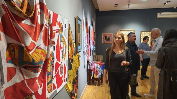 Выставка Шелковое искусство открылась в Центре современного искусства - Sputnik Азербайджан