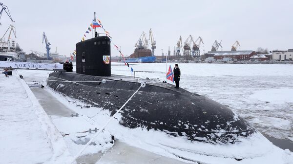 Военнослужащий на торжественной церемонии поднятия Военно-морского флага РФ на большой дизель-электрической подводной лодке Можайск (проект 636) в Санкт-Петербурге - Sputnik Азербайджан