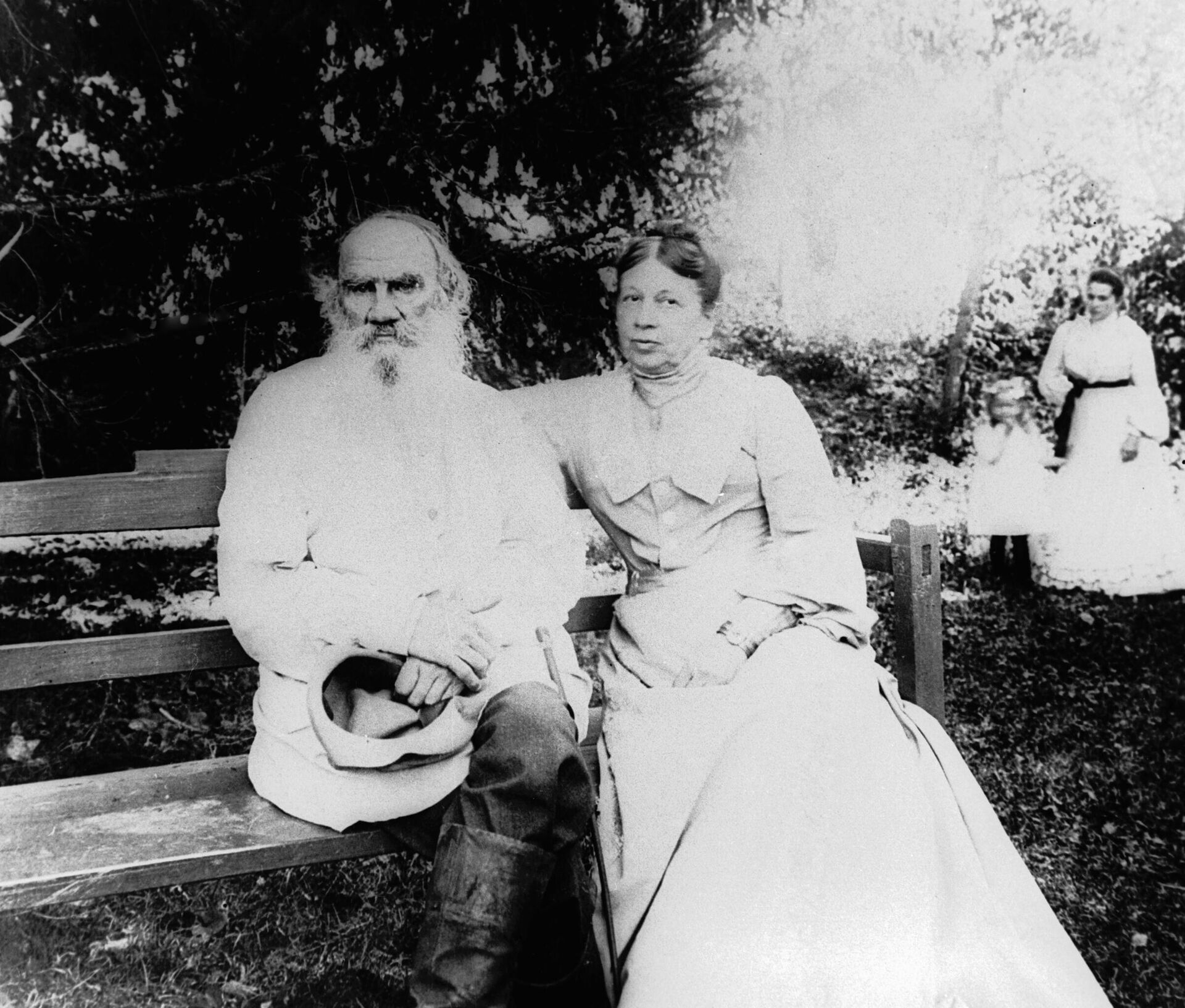 Писатель Лев Николаевич Толстой (слева) и Софья Андреевна Толстая (справа) в Ясной Поляне - Sputnik Азербайджан, 1920, 04.12.2023