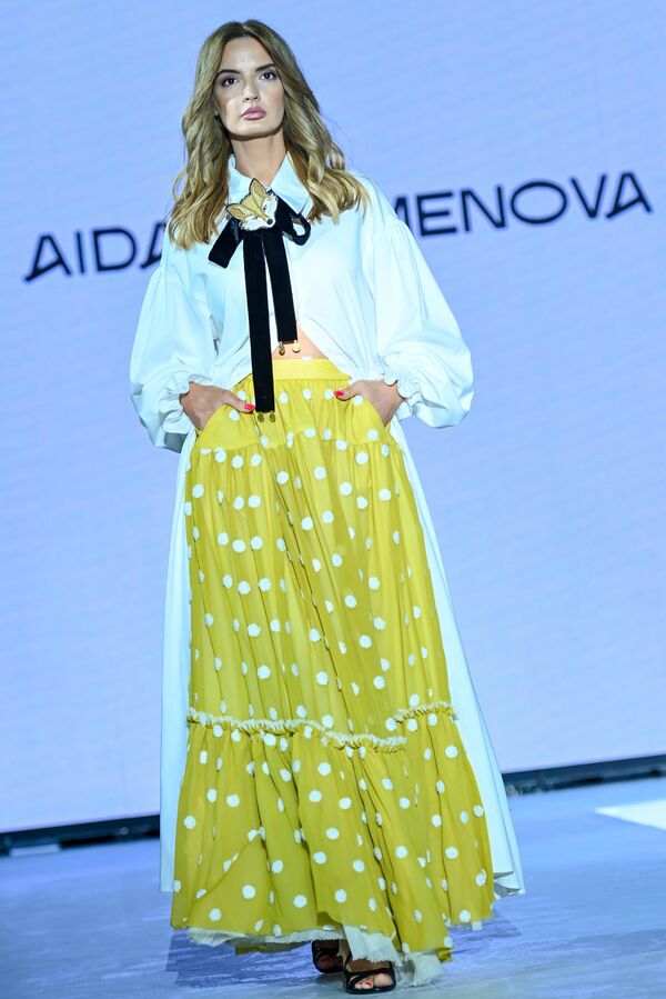 Модель во время показа коллекций на Azerbaijan Fashion Week. - Sputnik Азербайджан