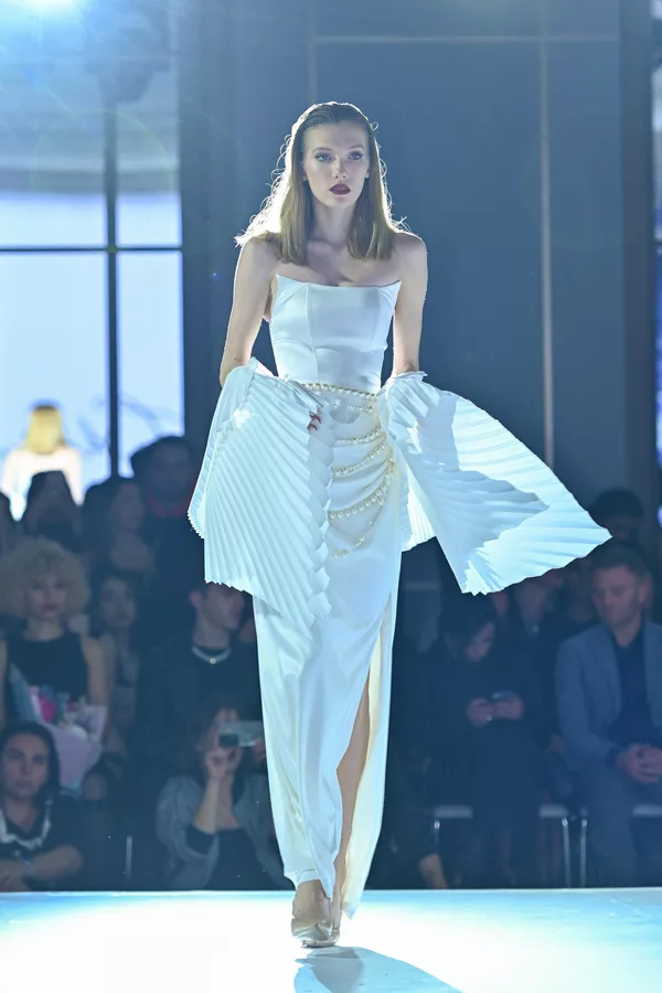 Модель во время показа коллекций на Azerbaijan Fashion Week. - Sputnik Азербайджан