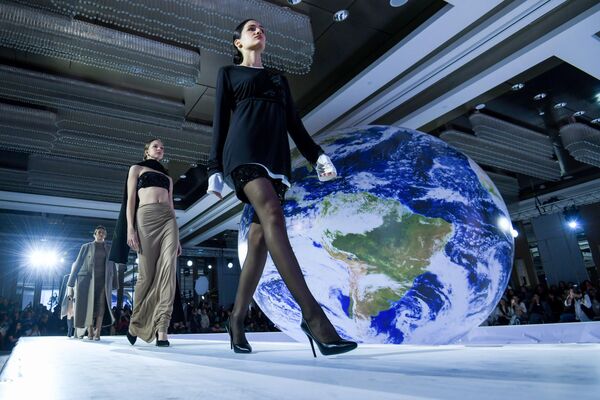 &quot;Azerbaijan Fashion Week&quot;də kolleksiyaların nümayişi zamanı model. - Sputnik Azərbaycan