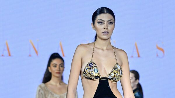 Модель во время показа коллекций на Azerbaijan Fashion Week - Sputnik Азербайджан