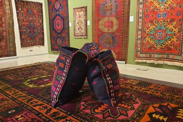 Выставка &quot;Западноазербайджанские ковры: историческая память наших орнаментов&quot; в Азербайджанском национальном музее ковра - Sputnik Азербайджан