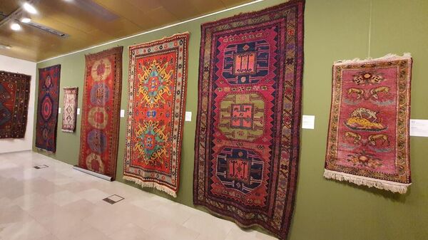 Выставка «Западно-азербайджанские ковры: историческая память наших орнаментов» в Азербайджанском национальном музее ковра - Sputnik Азербайджан