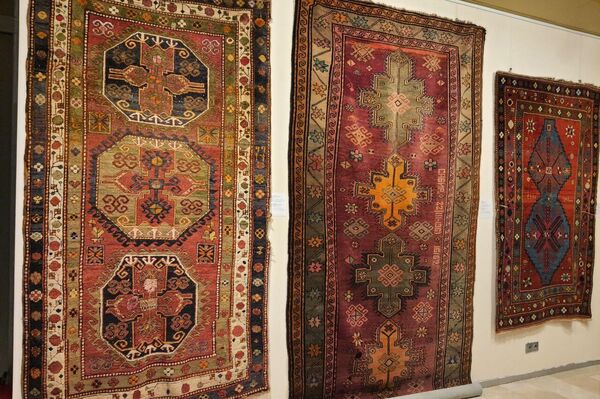 Выставка &quot;Западноазербайджанские ковры: историческая память наших орнаментов&quot; в Азербайджанском национальном музее ковра - Sputnik Азербайджан