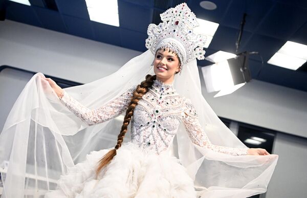 &quot;Miss Rusiya - 2023&quot; titulunun qalibi Marqarita Qolubeva mətbuat konfransında. - Sputnik Azərbaycan