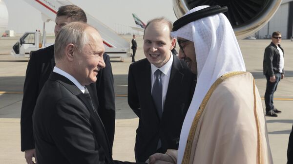 6 dekabr 2023-cü il. Rusiya prezidenti Vladimir Putin Əbu-Dabi hava limanında görüş zamanı - Sputnik Azərbaycan