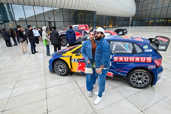 Показ спортивных автомобилей в рамках недели FIA в Баку в фойе Центра Гейдара Алиева - Sputnik Азербайджан