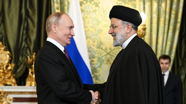 Президент РФ Владимир Путин и президент Ирана Эбрахим Раиси (справа) во время встречи в Москве - Sputnik Азербайджан