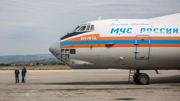 Самолет МЧС России с грузом гуманитарной помощи - Sputnik Азербайджан
