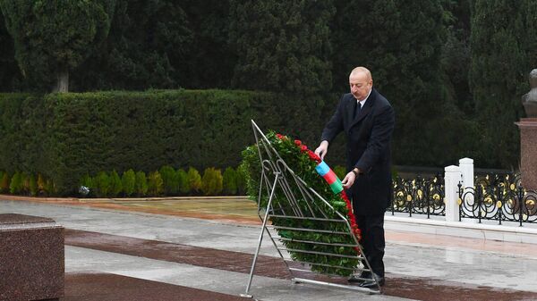 Ильхам Алиев посетил могилу общенационального лидера Гейдара Алиева - Sputnik Азербайджан