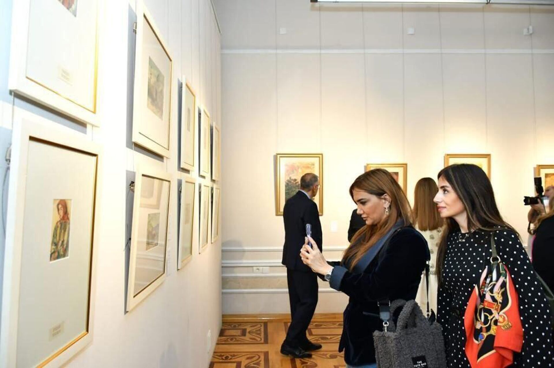 В Азербайджанском национальном музее искусств открылась выставка «Западное азербайджанское искусство в нашей культурной памяти - Sputnik Азербайджан, 1920, 17.12.2023