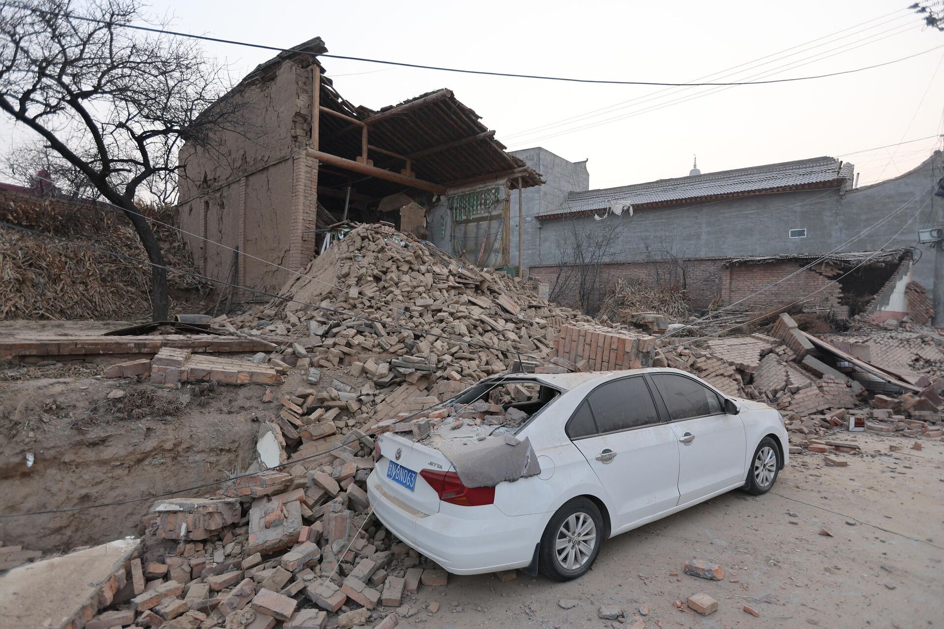 Землетрясения в провинциях Ганьсу и Цинхай на северо-западе Китая - Sputnik Азербайджан, 1920, 19.12.2023