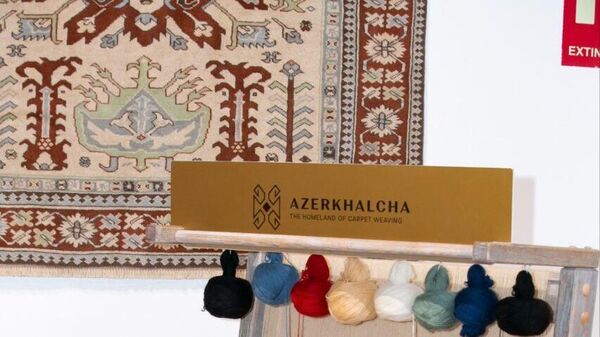 В выставочном зале Королевской фабрики ковров Испании открылась выставка «Волшебные ковры» - Sputnik Азербайджан