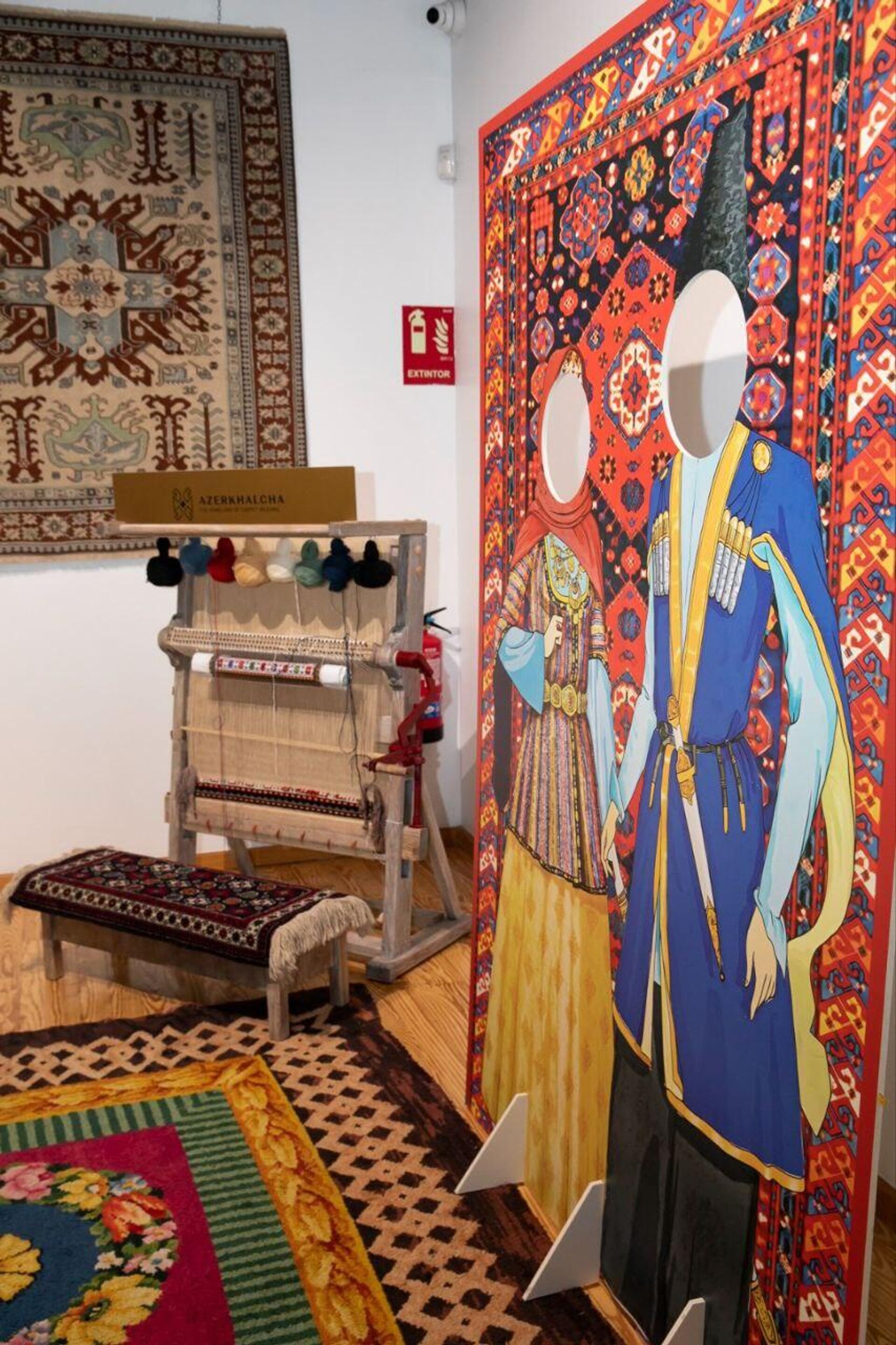 В выставочном зале Королевской фабрики ковров Испании открылась выставка «Волшебные ковры» - Sputnik Азербайджан, 1920, 20.12.2023