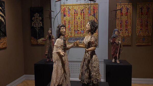 Марионетки и декорации к спектаклю Бакинского театра марионеток Лейли и Меджнун представили в Бакинском Доме - Sputnik Азербайджан