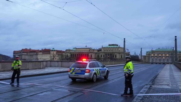 Полицейские охраняют территорию в центре Праги - Sputnik Азербайджан