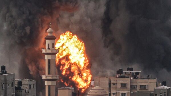 Взрыв во время израильского удара по Рафаху на юге сектора Газа  - Sputnik Азербайджан