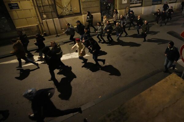 Полиция разгоняет протестующих у здания администрации в столице Сербии Белграде. - Sputnik Азербайджан