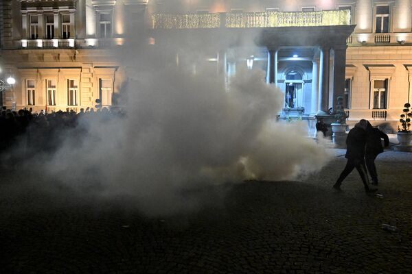 Полиция разгоняет протестующих в Белграде. - Sputnik Азербайджан