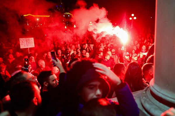 Протестующие во время беспорядков в Белграде. - Sputnik Азербайджан