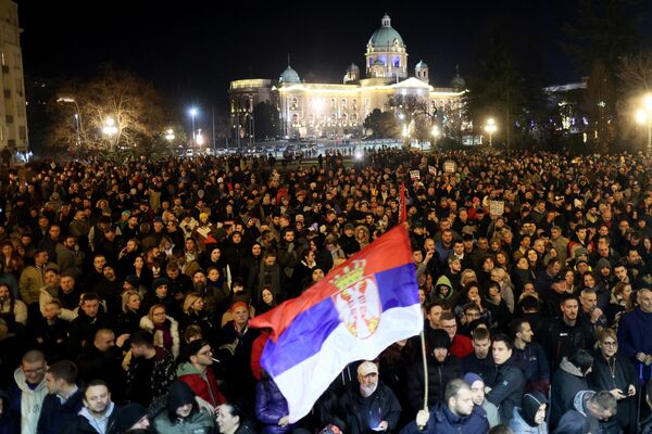 Протестующие собираются перед зданием городской администрации Белграда. - Sputnik Азербайджан