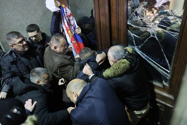 Сторонники оппозиции пытаются войти в здание мэрии Белграда. - Sputnik Азербайджан