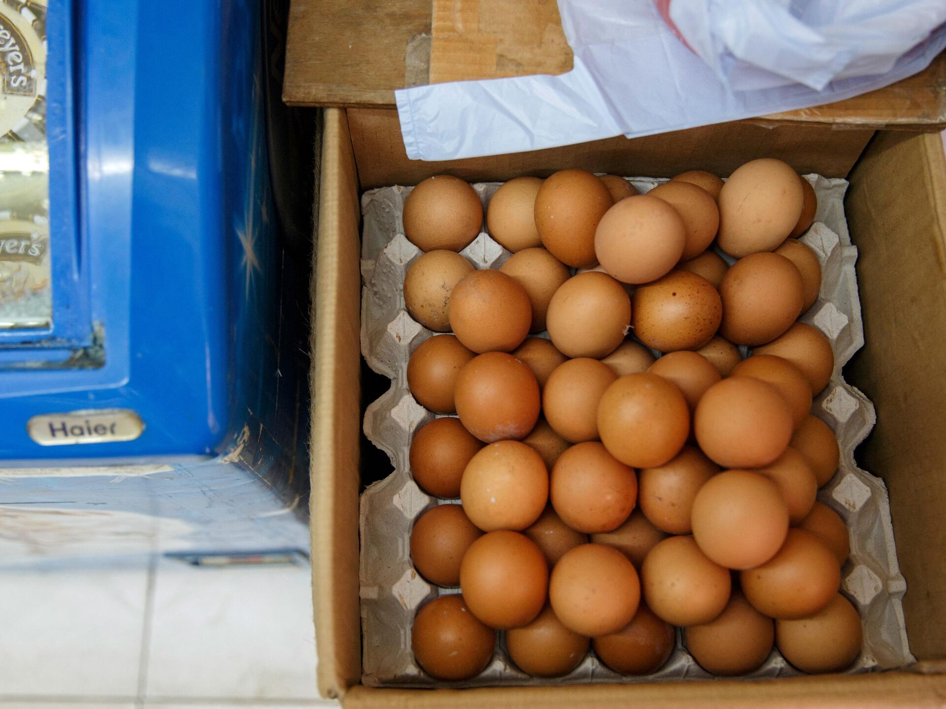 Первая партия яиц из Азербайджана. Азербайджанские яйца фото.