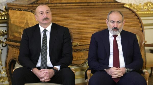 Azərbaycan prezidenti İlham Əliyev (solda) və Ermənistanın baş naziri Nikol Paşinyan - Sputnik Azərbaycan