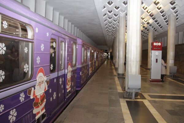 Новогодний поезд в бакинском метро - Sputnik Азербайджан