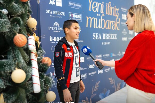 Эмин организовал благотворительную новогоднюю елку для детей - Sputnik Азербайджан
