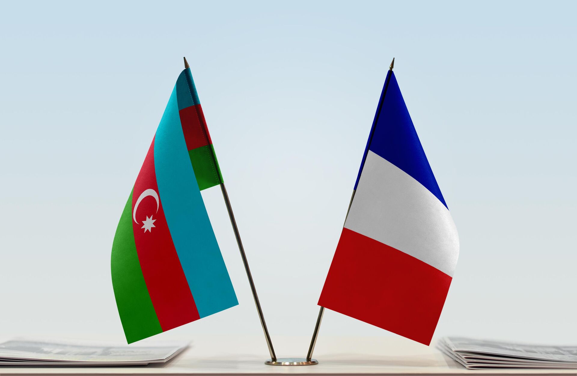 Флаги Азербайджана и Франции  - Sputnik Азербайджан, 1920, 15.01.2024