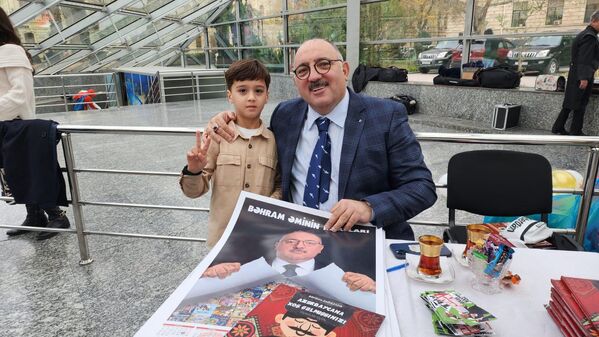 Бахрам Багирзаде провел автограф-сессию для детей в бакинском метро. - Sputnik Азербайджан