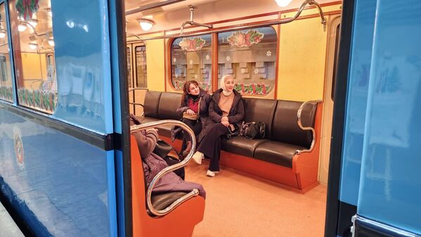 Пассажиры в ретро-вагоне на одной из станций бакинского метрополитена. - Sputnik Азербайджан