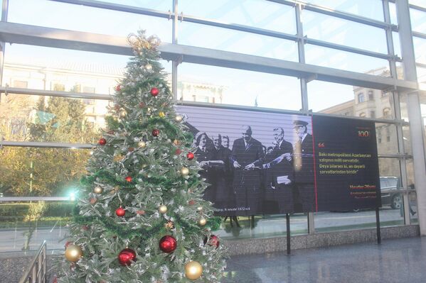 Новогодняя елка на станции метро &quot;Ичеришехер&quot;. - Sputnik Азербайджан