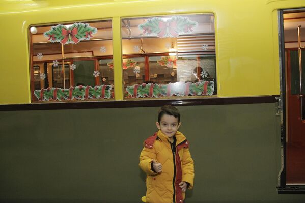 Мальчик фотографируется у ретро-вагона в бакинском метро. - Sputnik Азербайджан