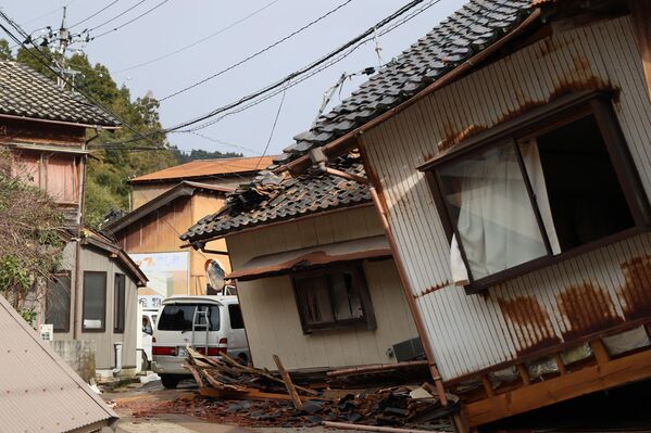 Yaponiyanın İşikava prefekturasının Vadzima şəhərində güclü zəlzələ nəticəsində dağılmış ev. - Sputnik Azərbaycan