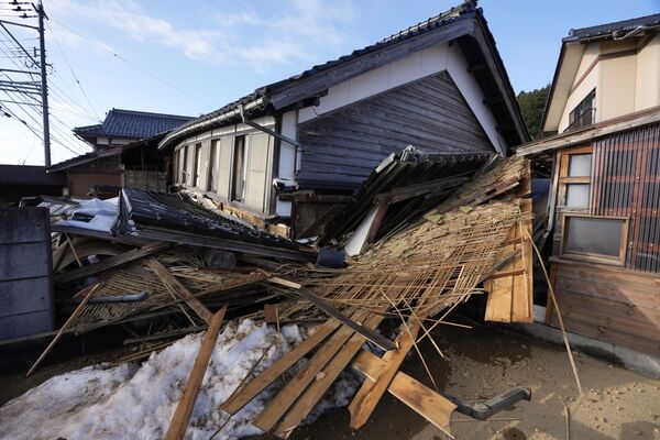 Yaponiyanın İşikava prefekturasının Nanao şəhəri yaxınlığında güclü zəlzələ nəticəsində dağılmış ev. - Sputnik Azərbaycan