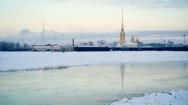 Вид на Петропавловскую крепость с Дворцового моста в Санкт-Петербурге - Sputnik Азербайджан