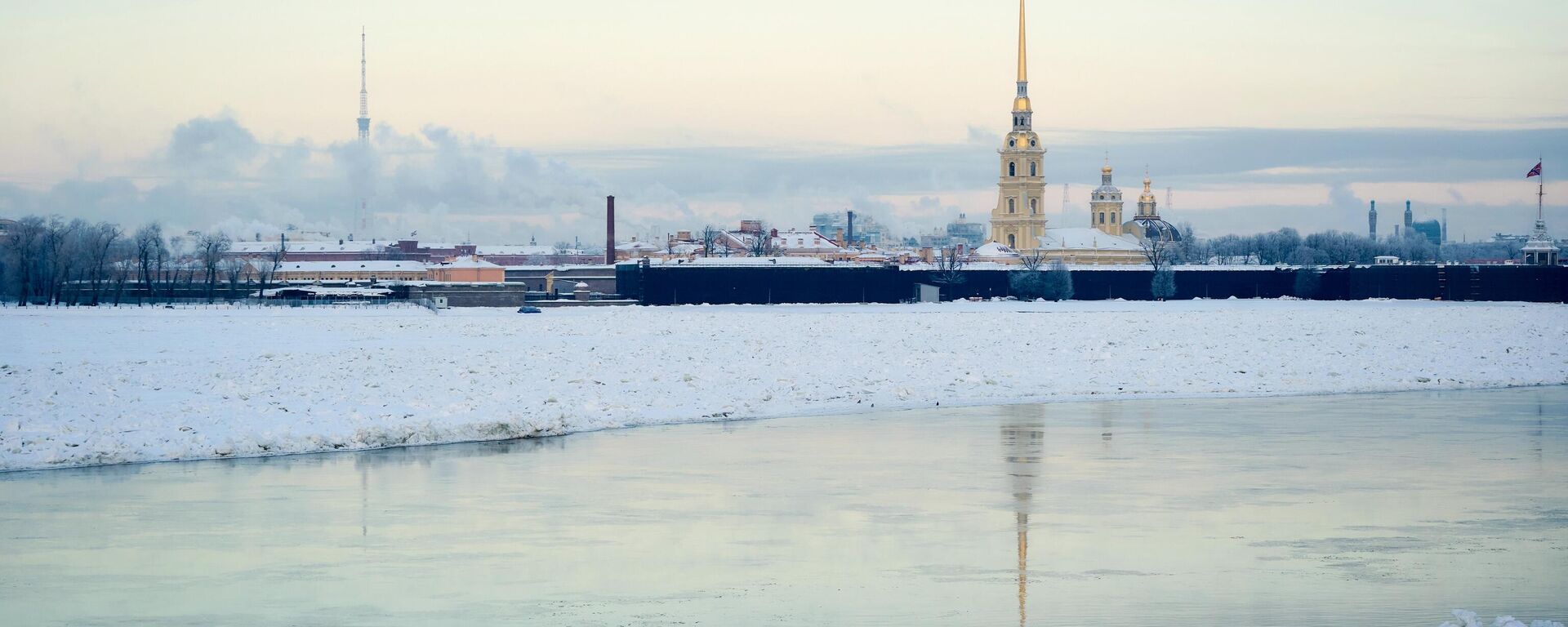 Вид на Петропавловскую крепость с Дворцового моста в Санкт-Петербурге - Sputnik Азербайджан, 1920, 02.01.2024