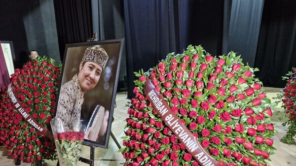 В Доме культуры имени Саттара Бахлулзаде проходит церемония прощания с заслуженной артисткой Айгюн Бейляр - Sputnik Азербайджан