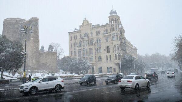 Первые снежинки – в Баку идет снег - Sputnik Азербайджан